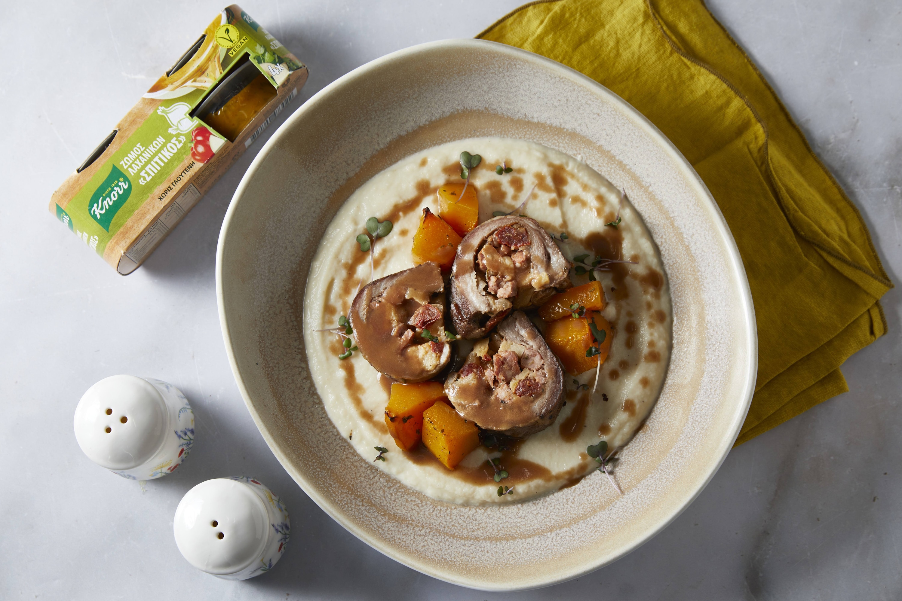 Χοιρινό ρολό γεμιστό με χωριάτικο λουκάνικο και λιαστή ντομάτα 2 H 15 Λεπτά  recipe