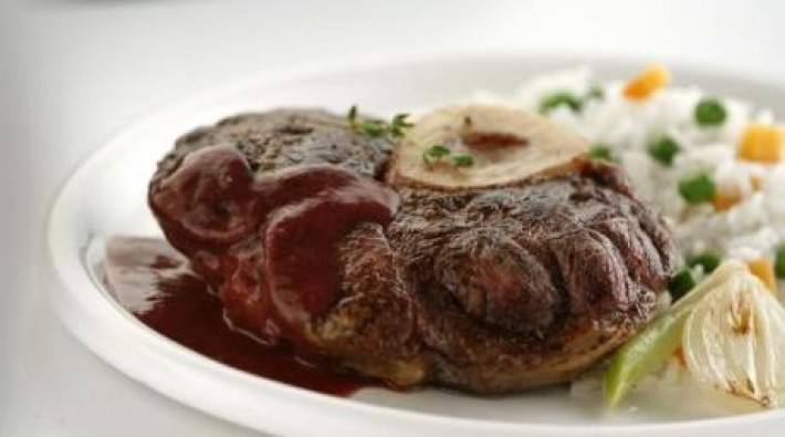 Carne cocinada con cebollas