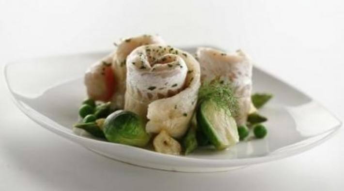 Plato de pescado y hierbas super sano