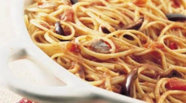 Fideos con salsa de anchoas, aceitunas y alcaparras