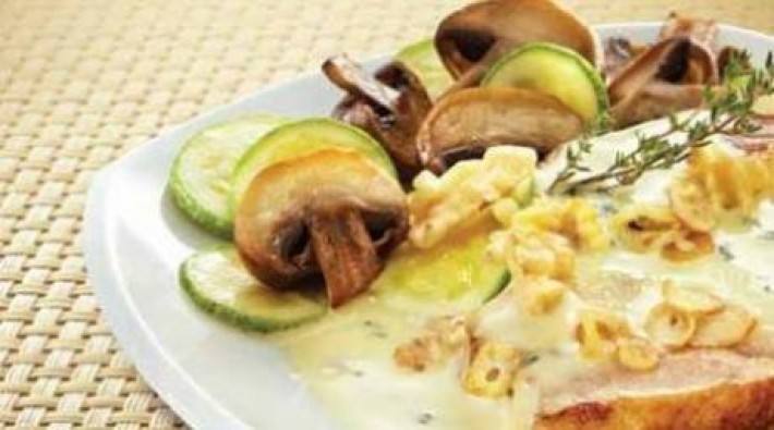 Chuletas de cerdo con verduras salteadas