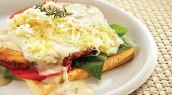 Sandwich de pavo con crema de champiñones y queso