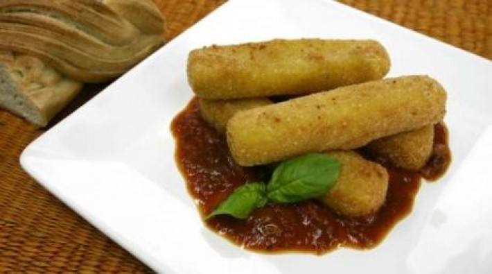 Bastones de muzzarella fritos con salsa