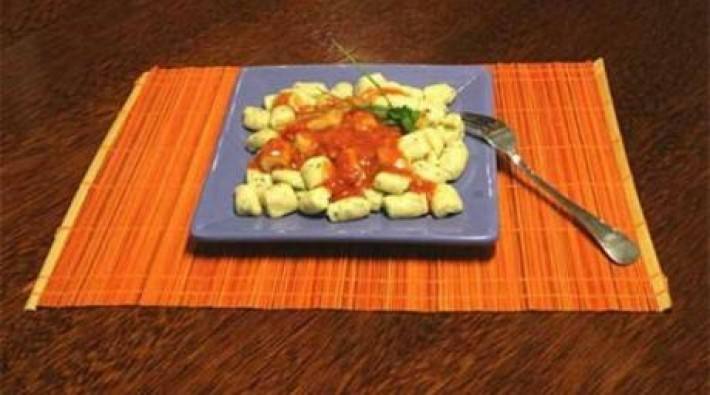 Ñoquis caseros de ricota son salsa pomarola