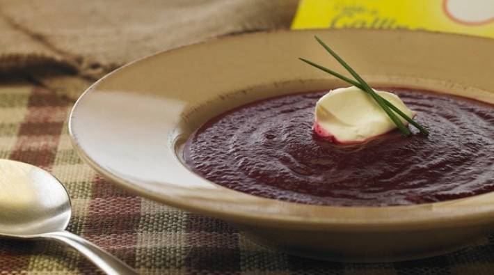 Sopa de remolachas con queso crema y cebollín