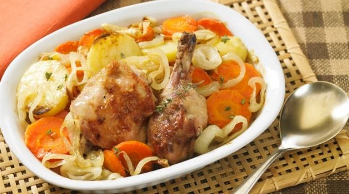 Pollo con zanahorias, papas y cebollas
