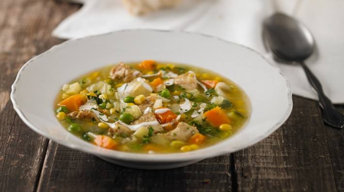 Sopa de vegetales y pollo