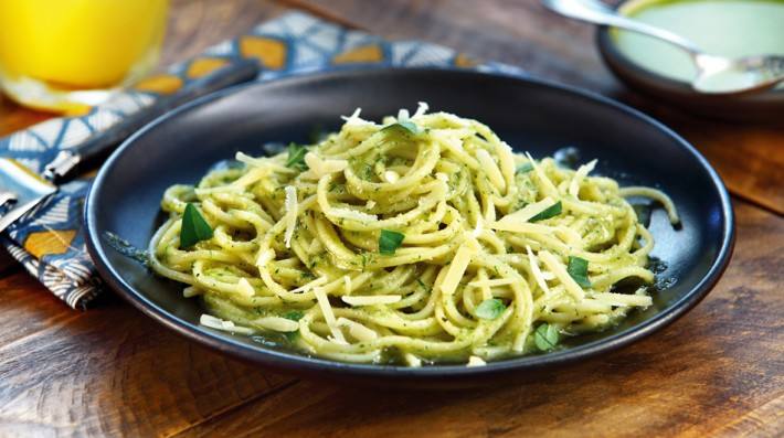 Fideos con salsa de pesto