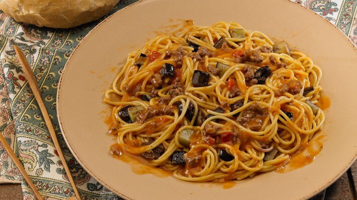 Spaghetti con salsa Bolognesa, cubos de berenjena y aceituna...