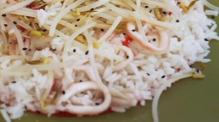 Arroz com kani-kama, lula e broto de feijão