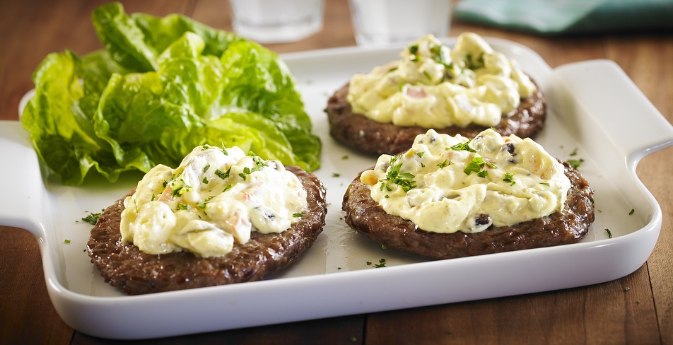 Hamburguer com molho de nozes e picles