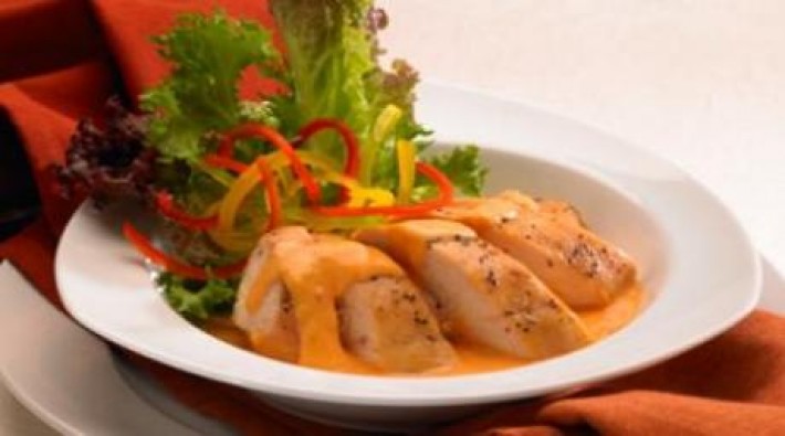 Suprema de pollo en salsa de pimiento rojo