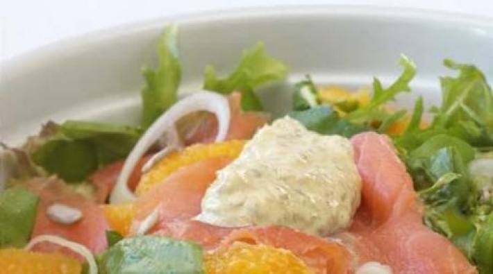 Ensalada de hojas con salmon y naranjas