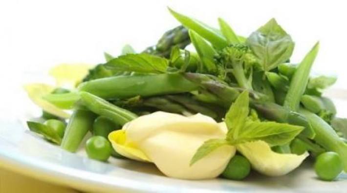 Ensalada verde primavera con hierbas a la hellmann's