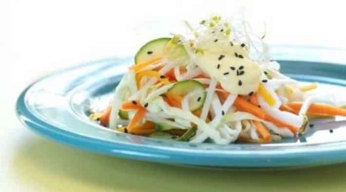Ensalada crocante oriental con hellmann´s light y sésamo