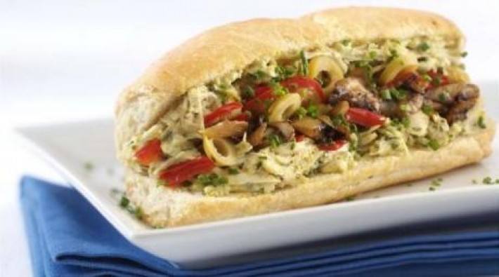 Baguette de pollo, pimientos, champignones y mayonesa de olivas