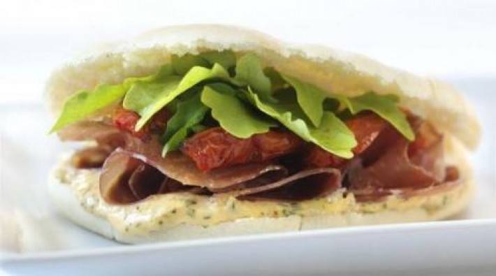 Pita pocket con jamon crudo