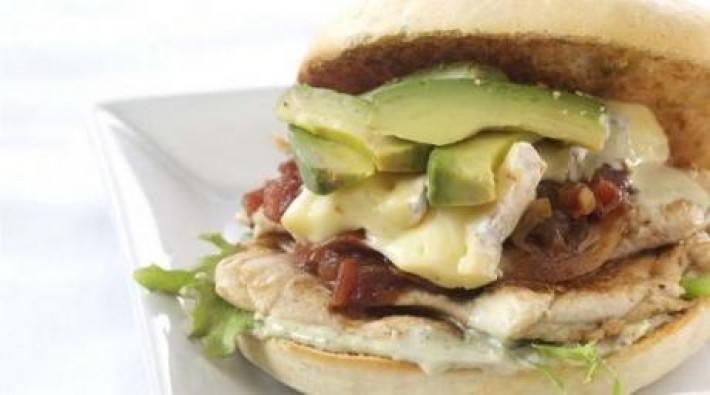 Figazza de pollo , brie y chutney de tomates