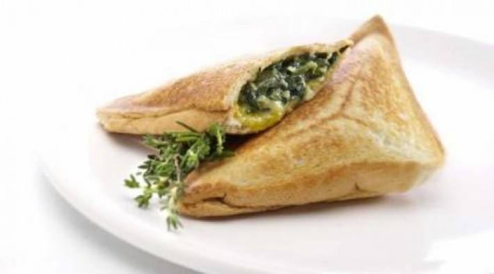 Sándwich caliente de espinaca y tres quesos