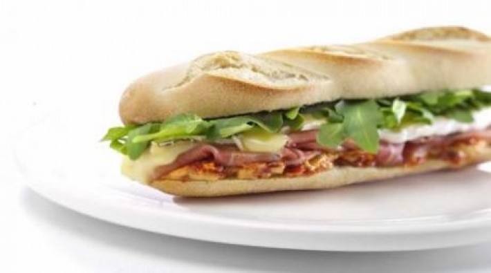 Sándwich caliente de jamón crudo, brie y hellmann´s con tomates