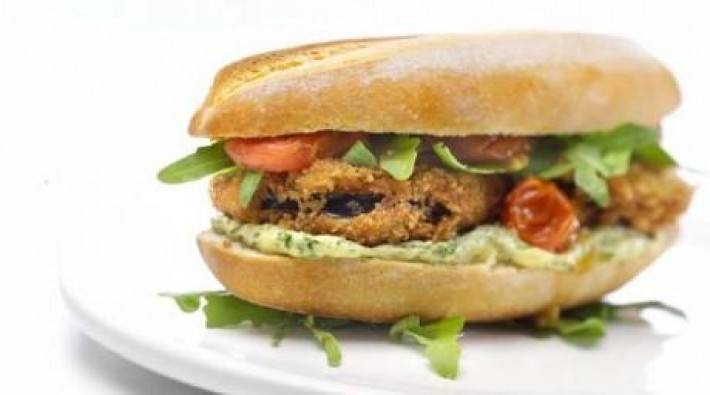 Sándwich caliente de milanesa de berenjena