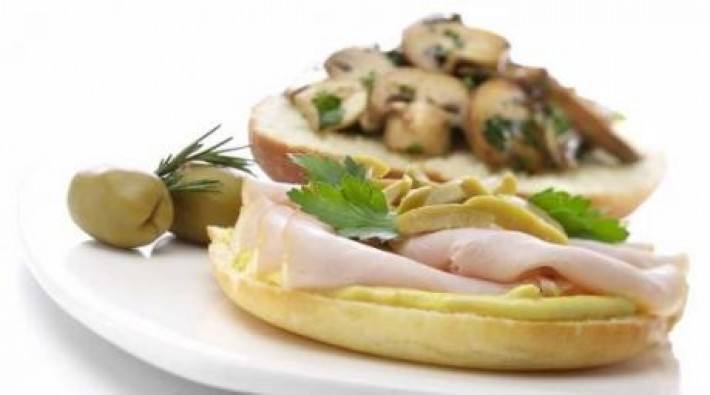 Sándwich de lomito ahumado con hongos salteados