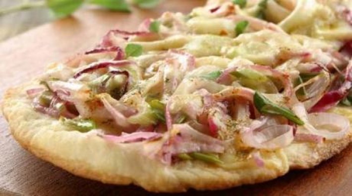 Pizza de pollo sobre pan árabe