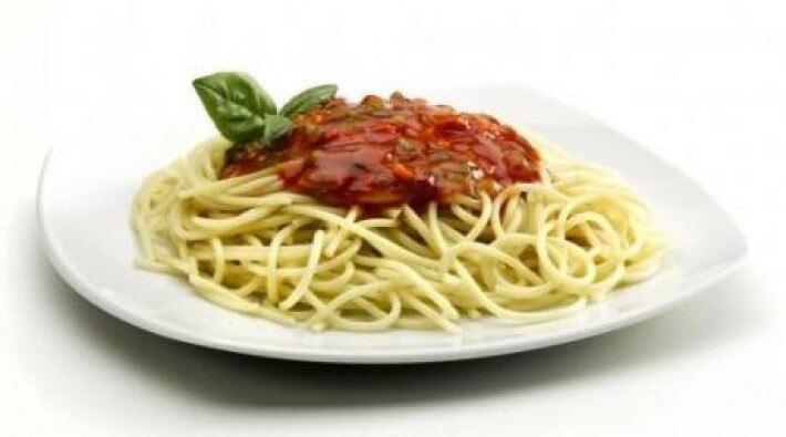Spaghetti con salsa filetto y albahaca