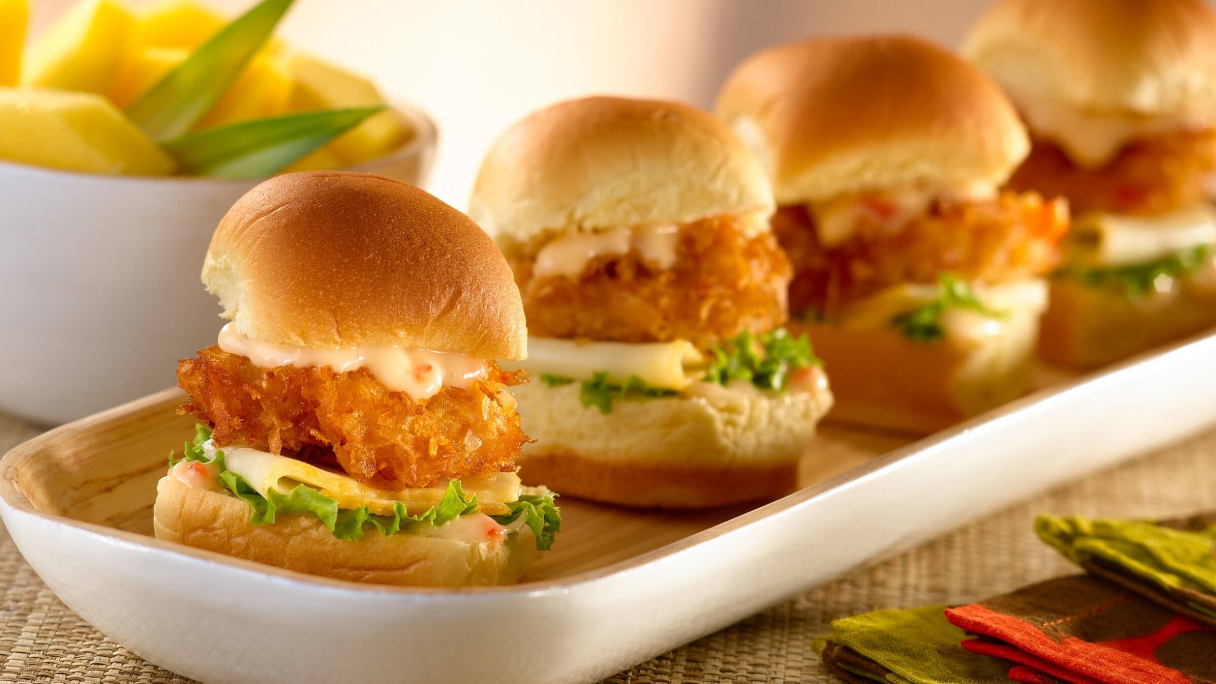 Mini Sandwiches De Camarones Al Coco Con Salsa Tropical