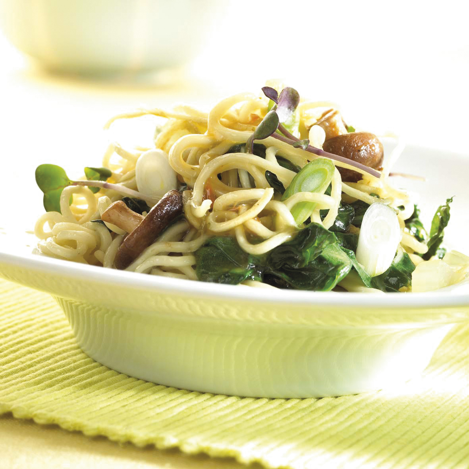Légumes sautés au wok aux nouilles et bouillon de légumes
