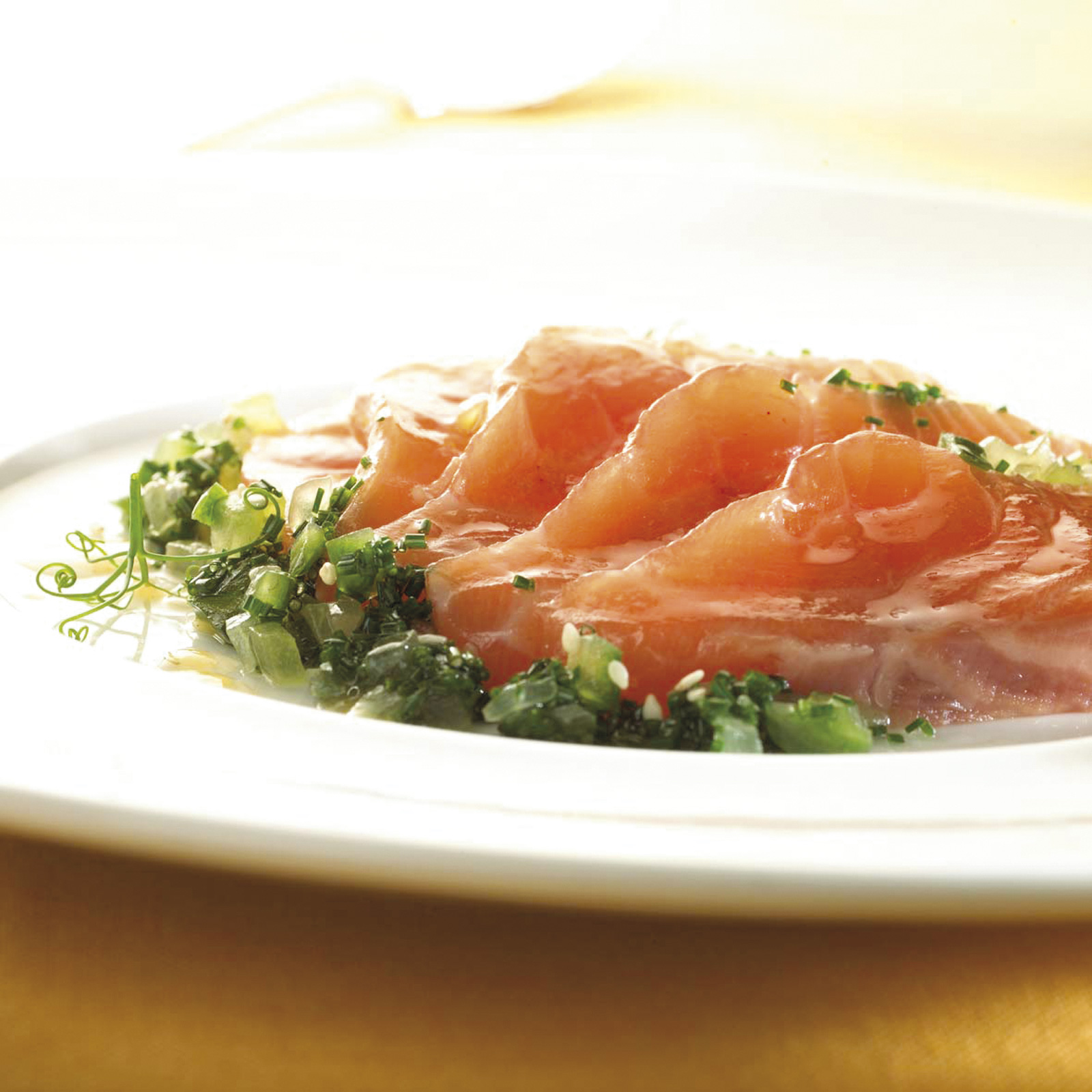Gemarineerde zalm met komkommer en bieslook