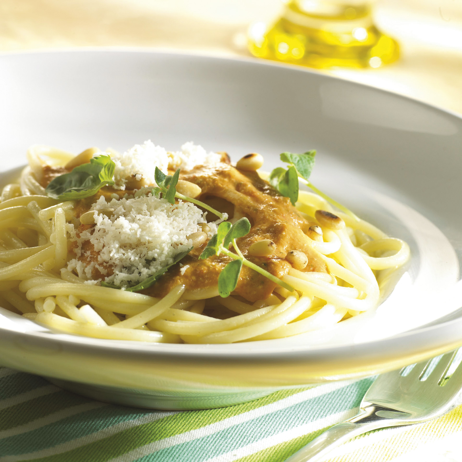Spaghettis accompagnés de sauce aux légumes italienne, aux pignons de pin et au