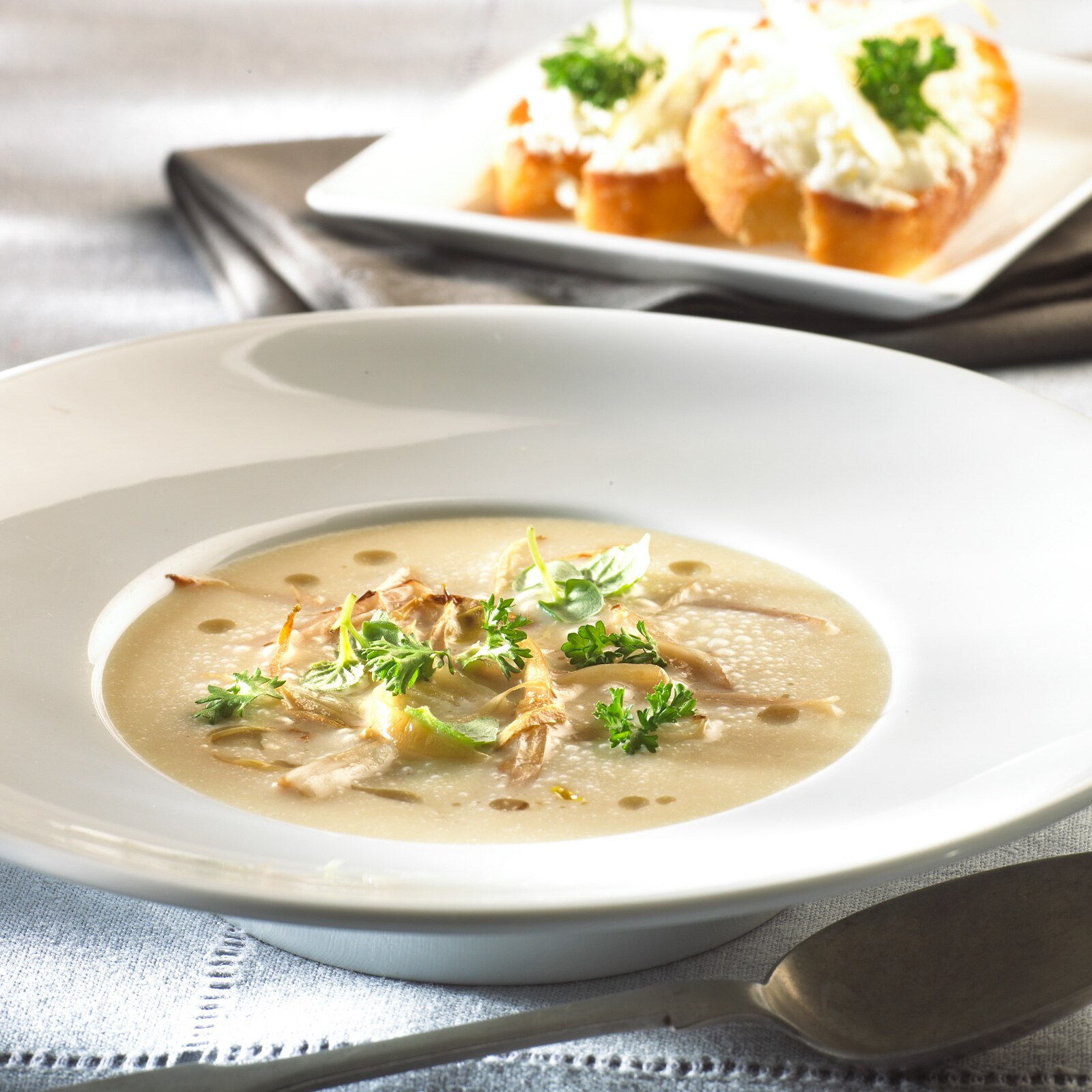 Potage aux chicons, miel et crostini au chèvre