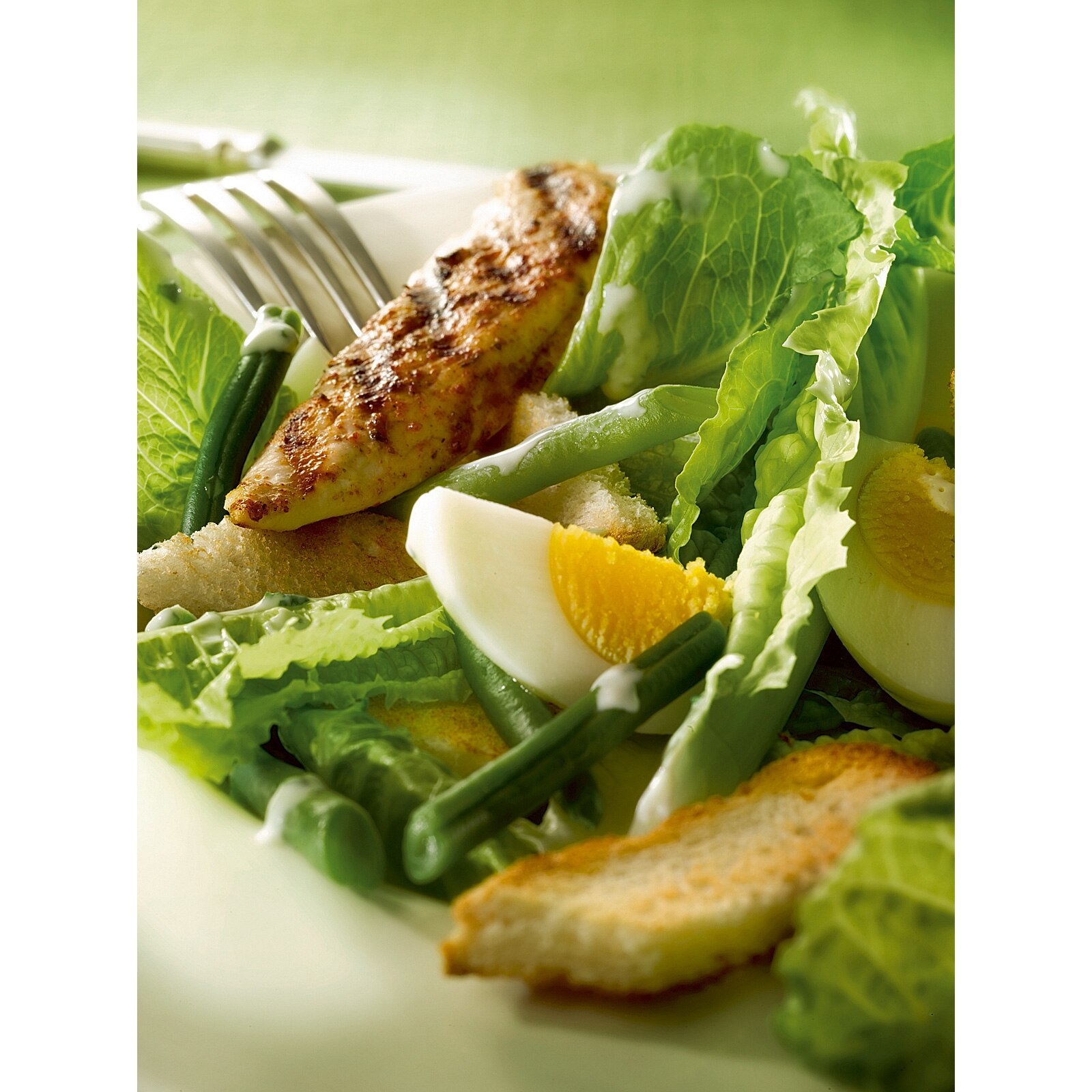 Caesar Salade met gegrilde kip, sperziebonen en croutons