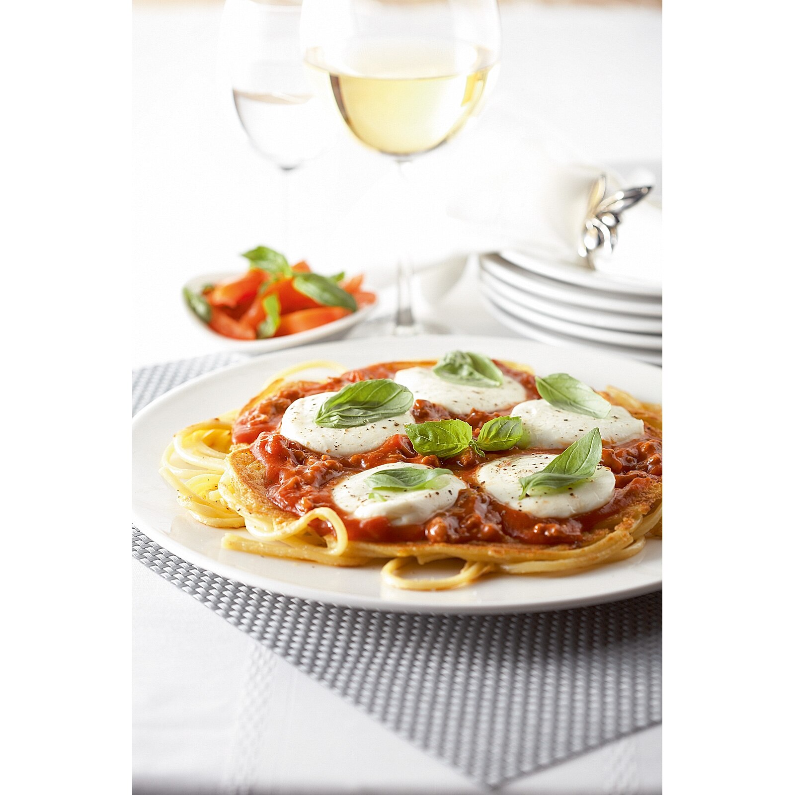 Pizza pâtes au haché, mozzarella et basilic