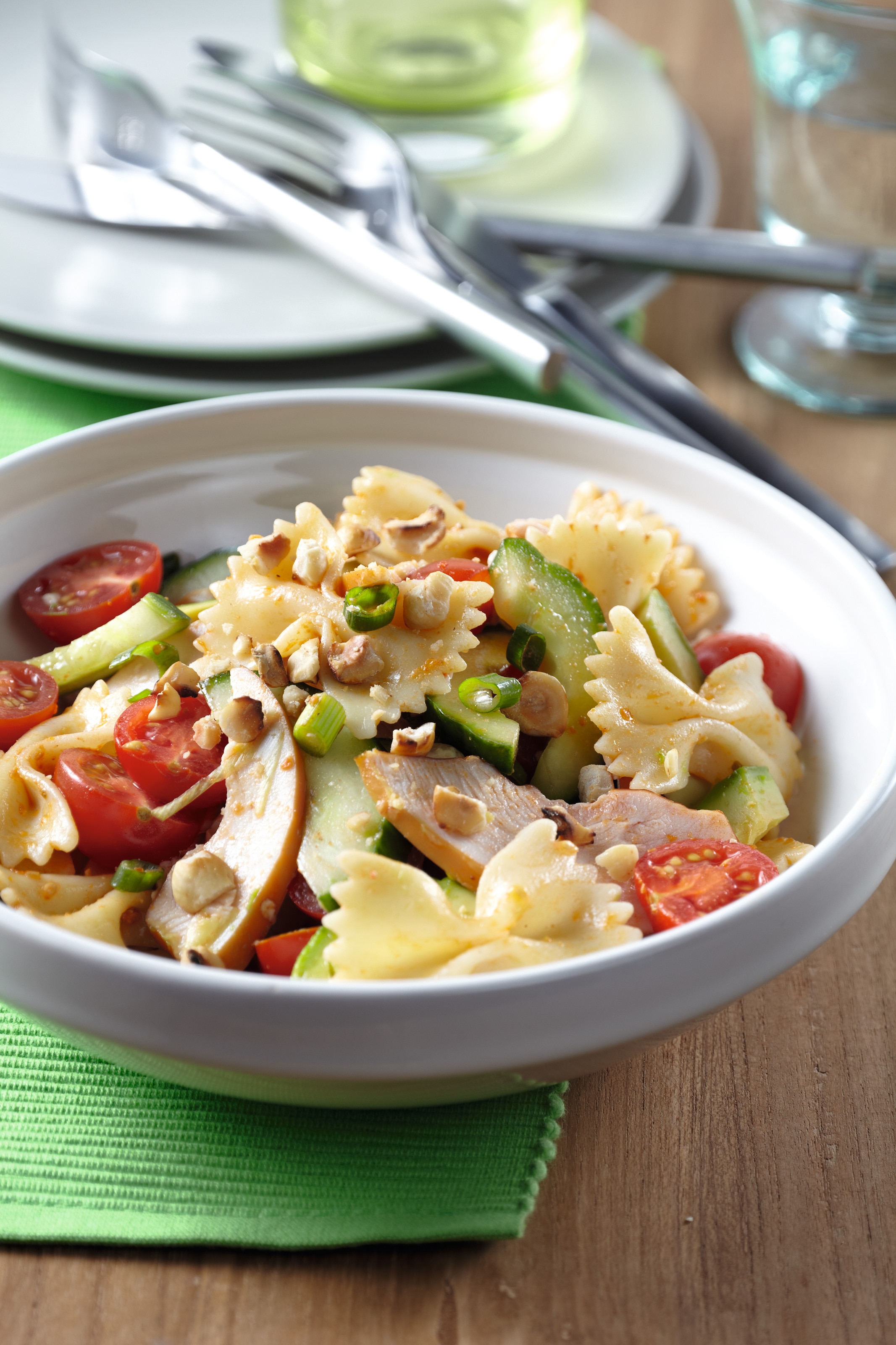 Frisse pastasalade met gerookte kipfilet