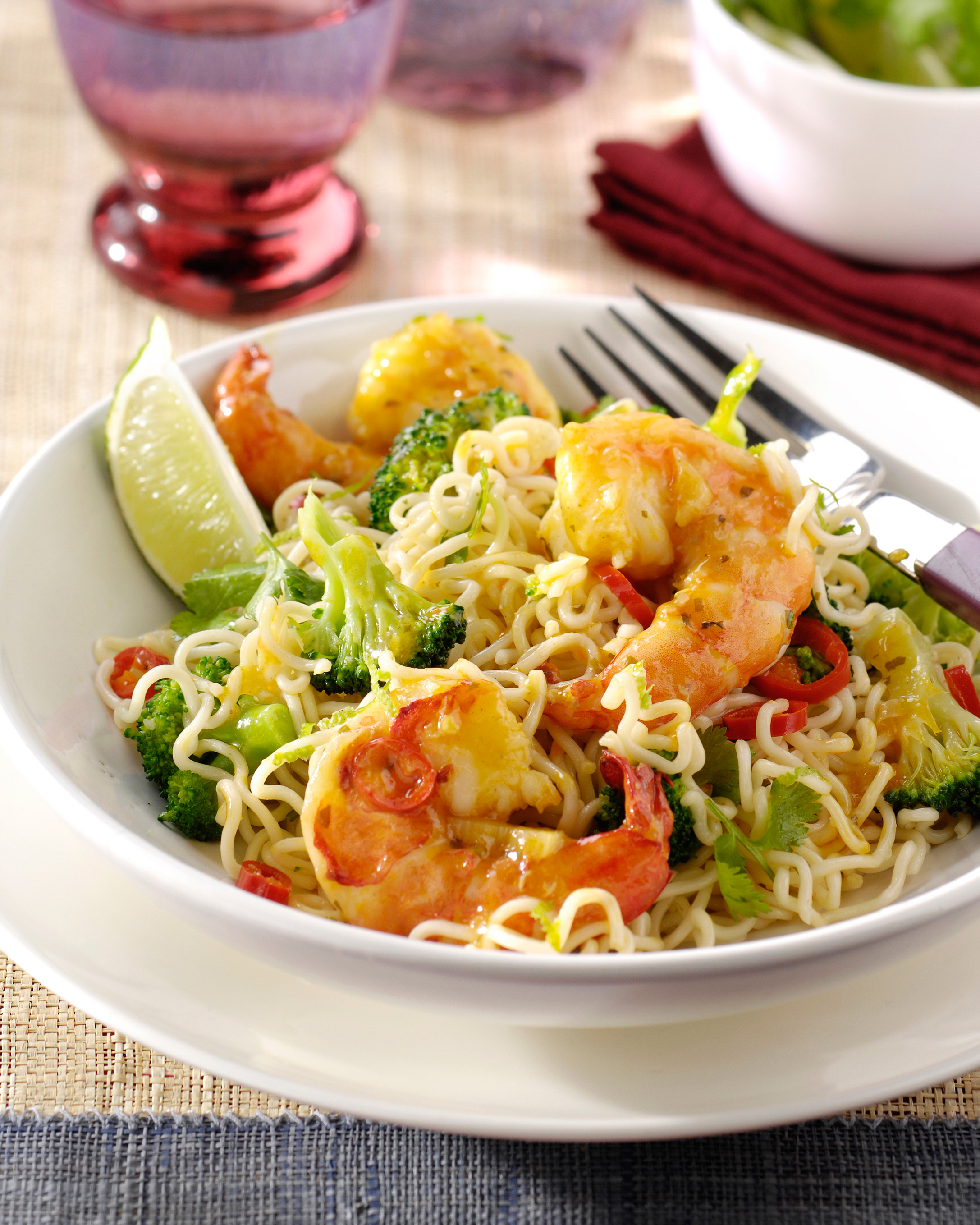 Wok de crevettes aux nouilles, brocoli et coriandre
