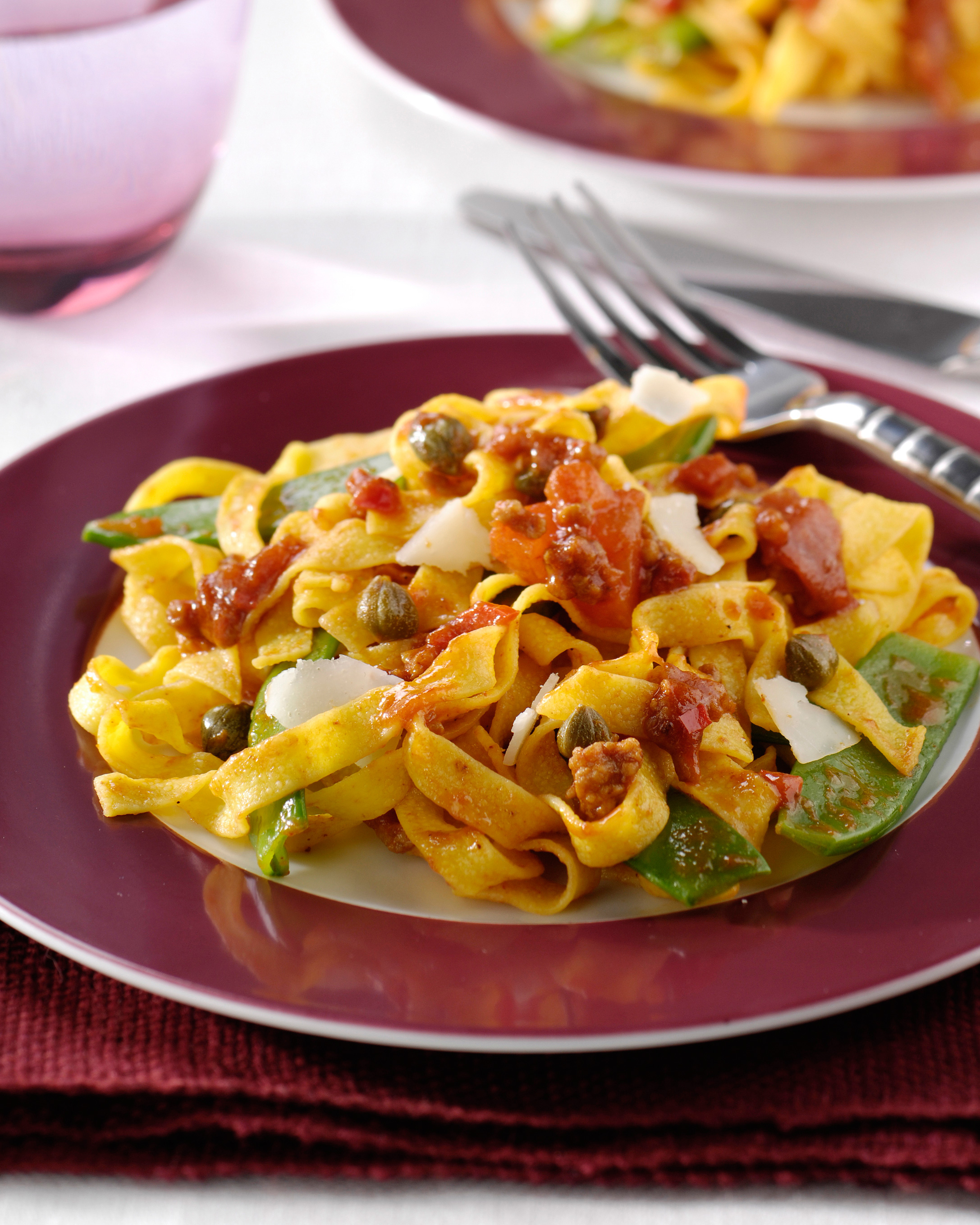 Tagliatelles au haché de boeuf épicé,mange-tout, câpres et parmesan