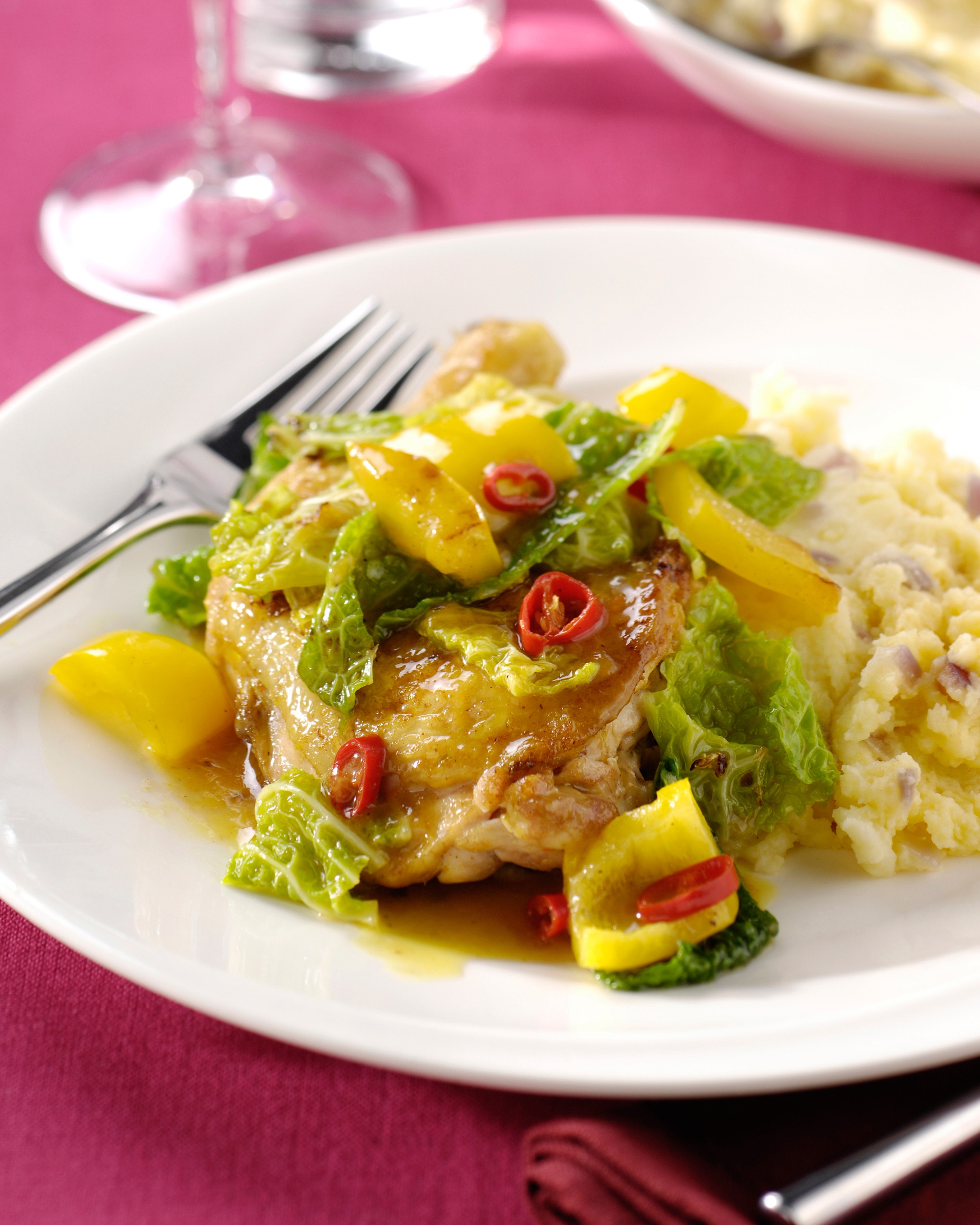 Pittige gestoofde groene kool met paprika, kippenboutjes & aardappel-uitjespuree