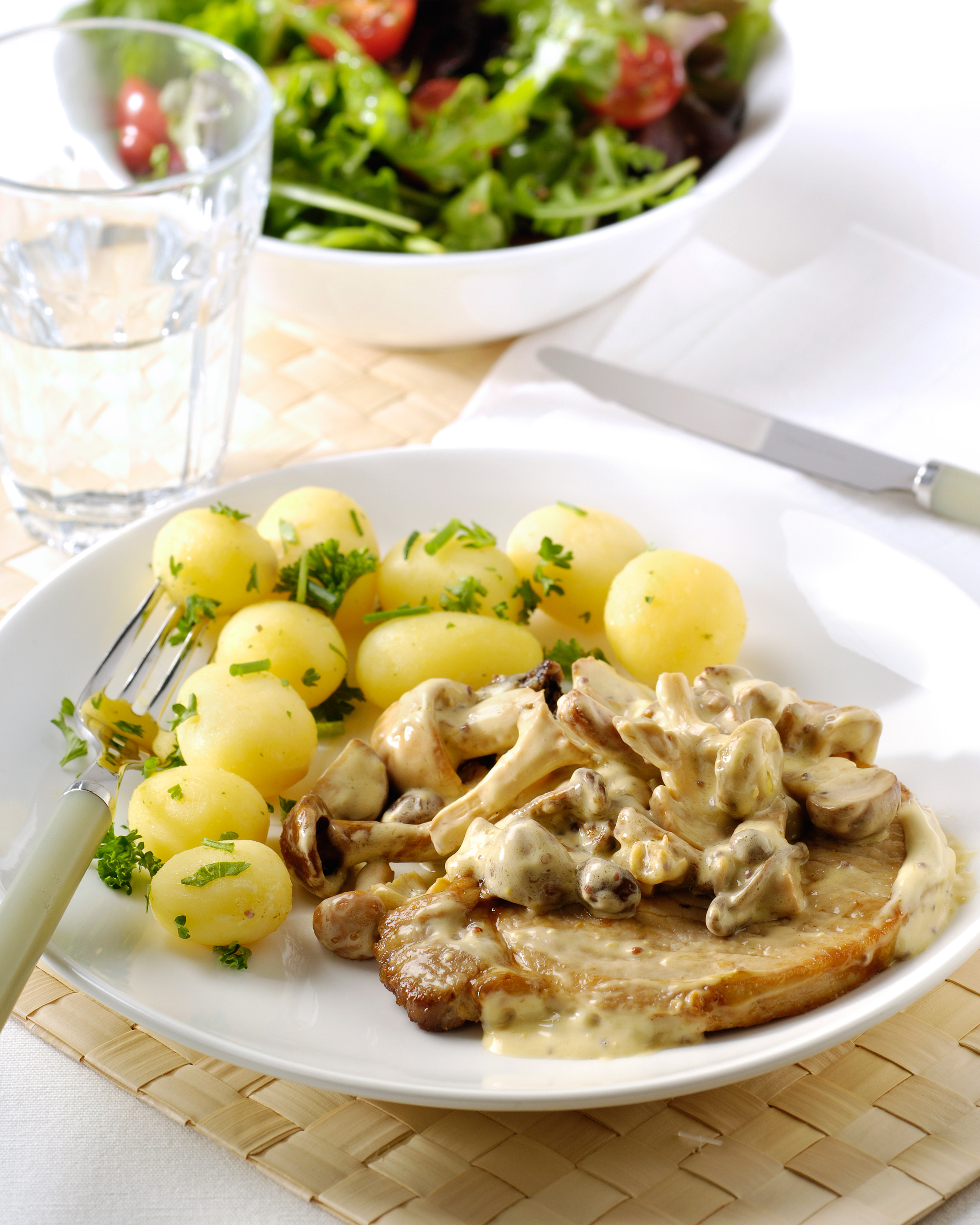 Côtelettes, sauce moutarde aux champignons et salade de tomates cerise