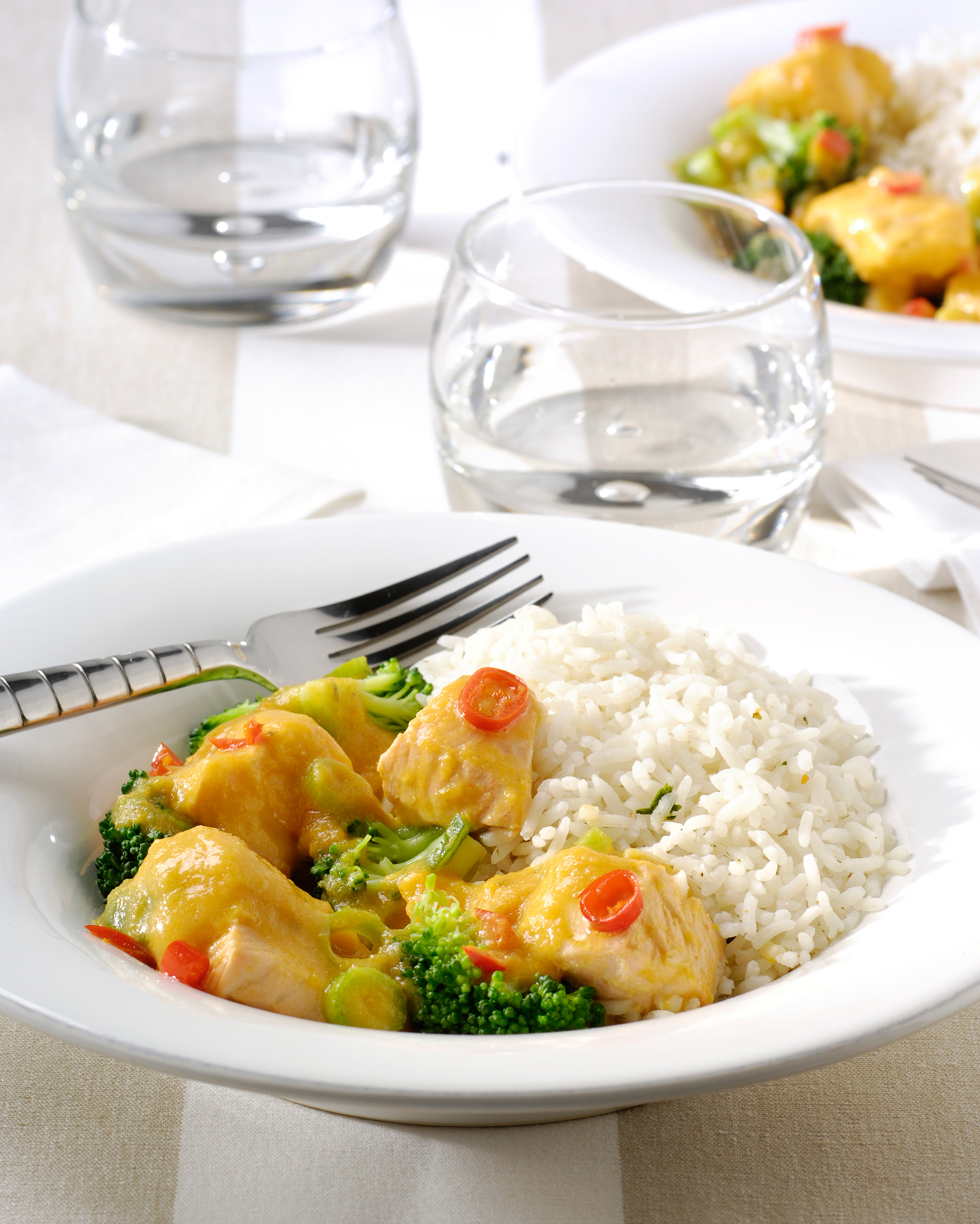Cassolette de poisson orientale, jeunes oignons, brocoli, carottes et riz