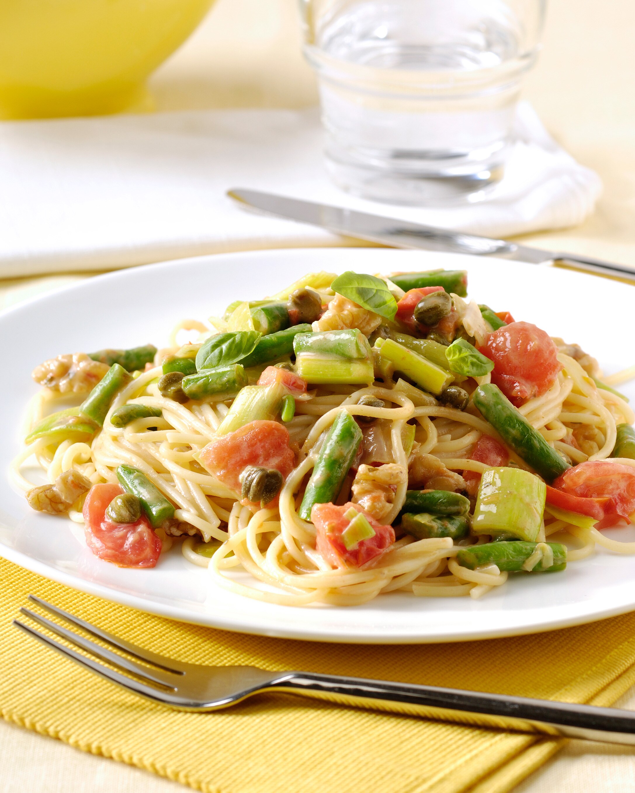 Spaghetti aux petits légumes, câpres et noix