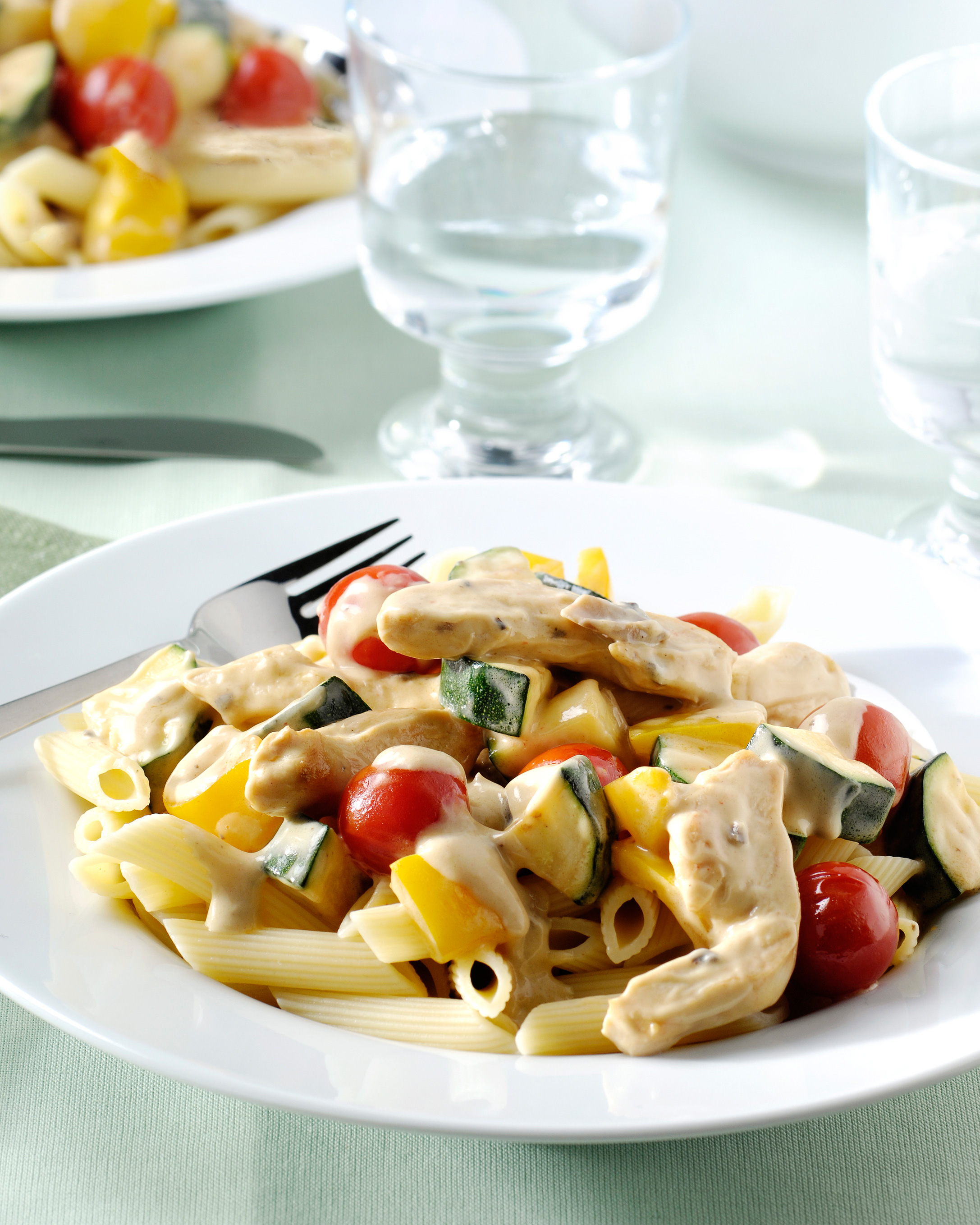 Sauté de poulet aux légumes d'automne, sauce aux champignons corsée et penne