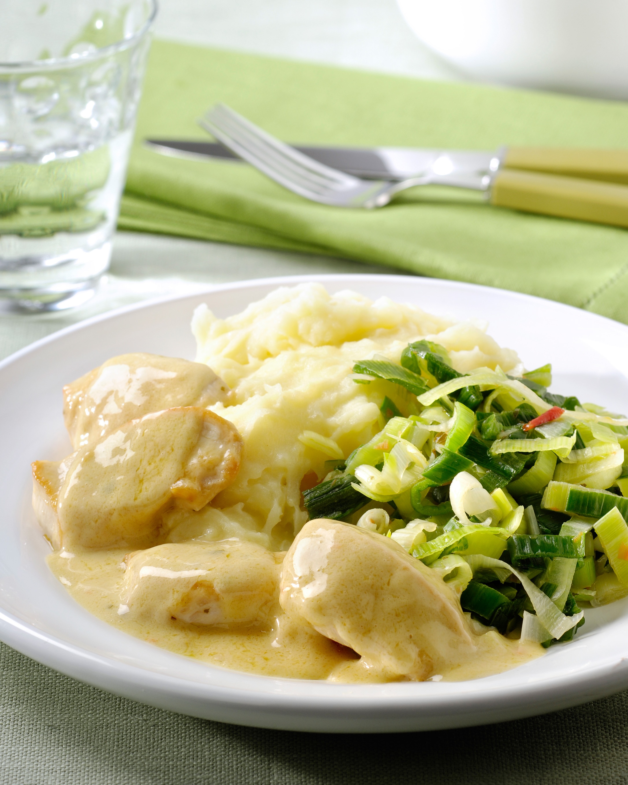 Poulet sauce fines herbes à l'ail, poivre, poireaux et purée de pomme de terre