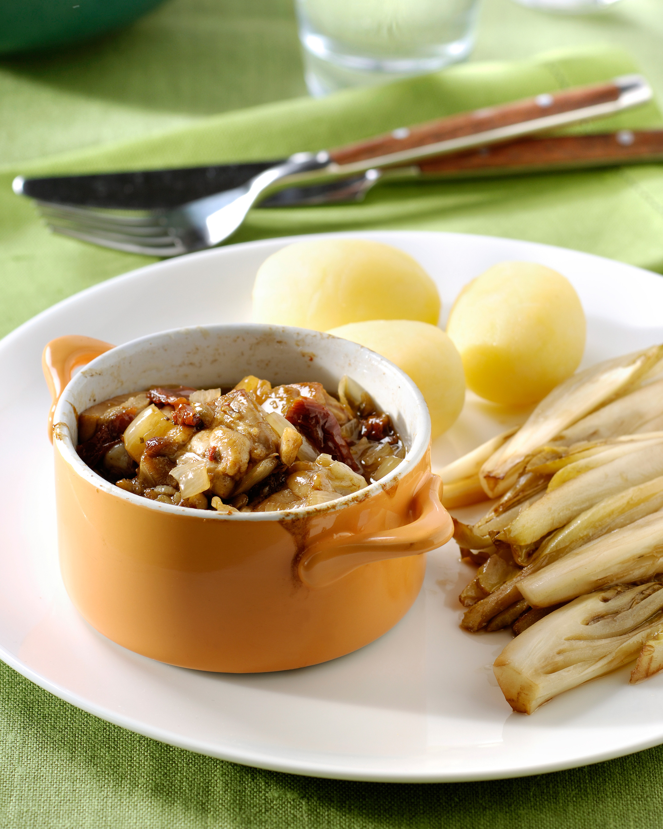 Kipstoofpotje met balsamico en gedroogde tomaatjes