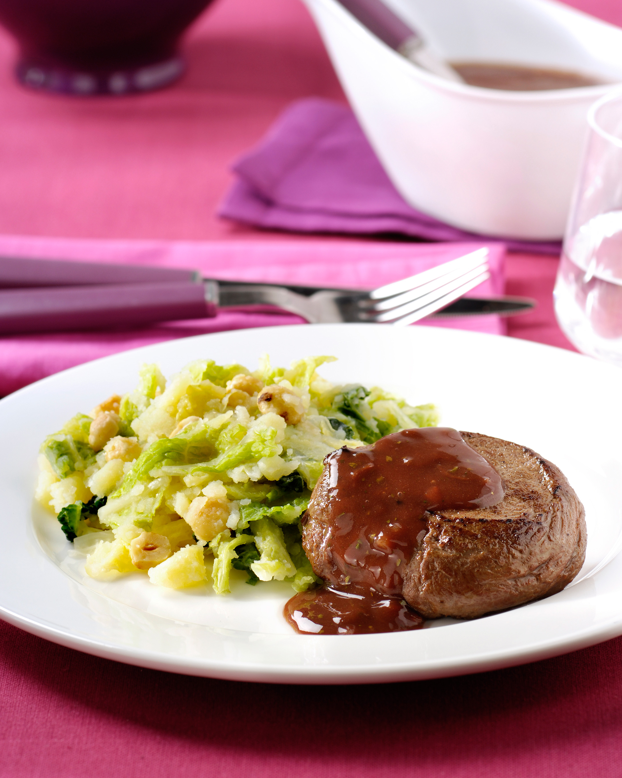 Steak de cerf avec sauce au vin rouge et canneberges