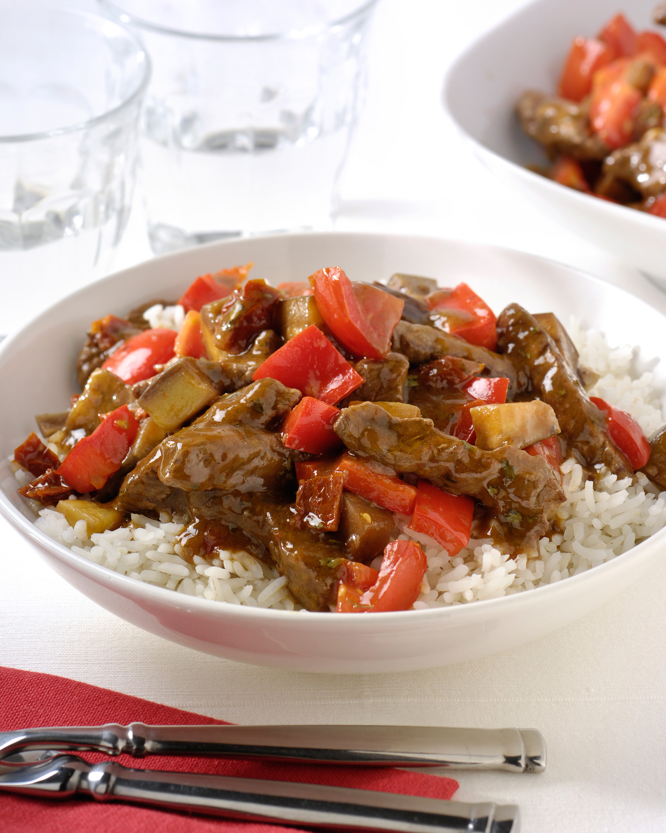 Gewokte rundvleesreepjes met ratatouille en rijst