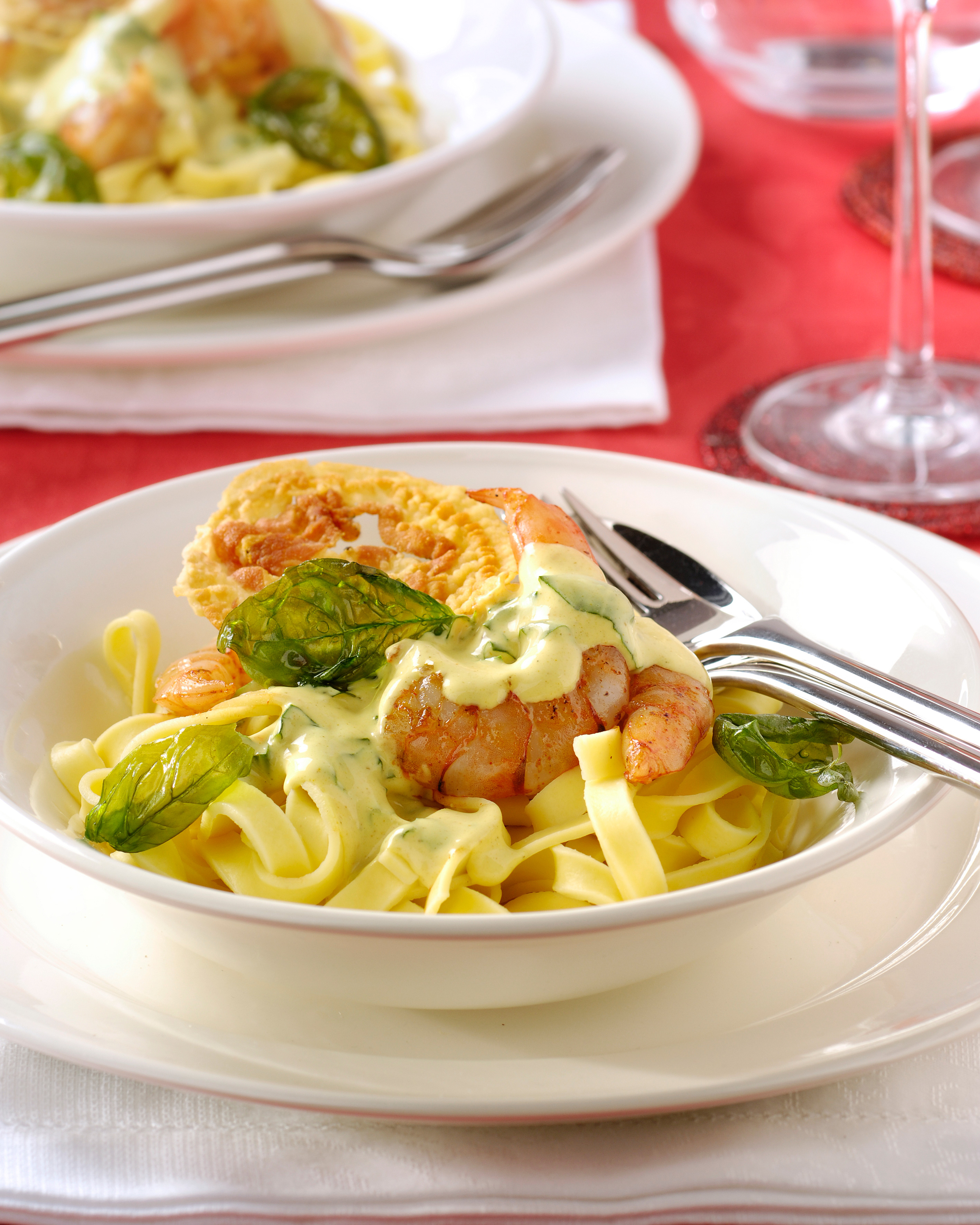 Papardelle met scampis, kerriesaus en knapperige pancetta