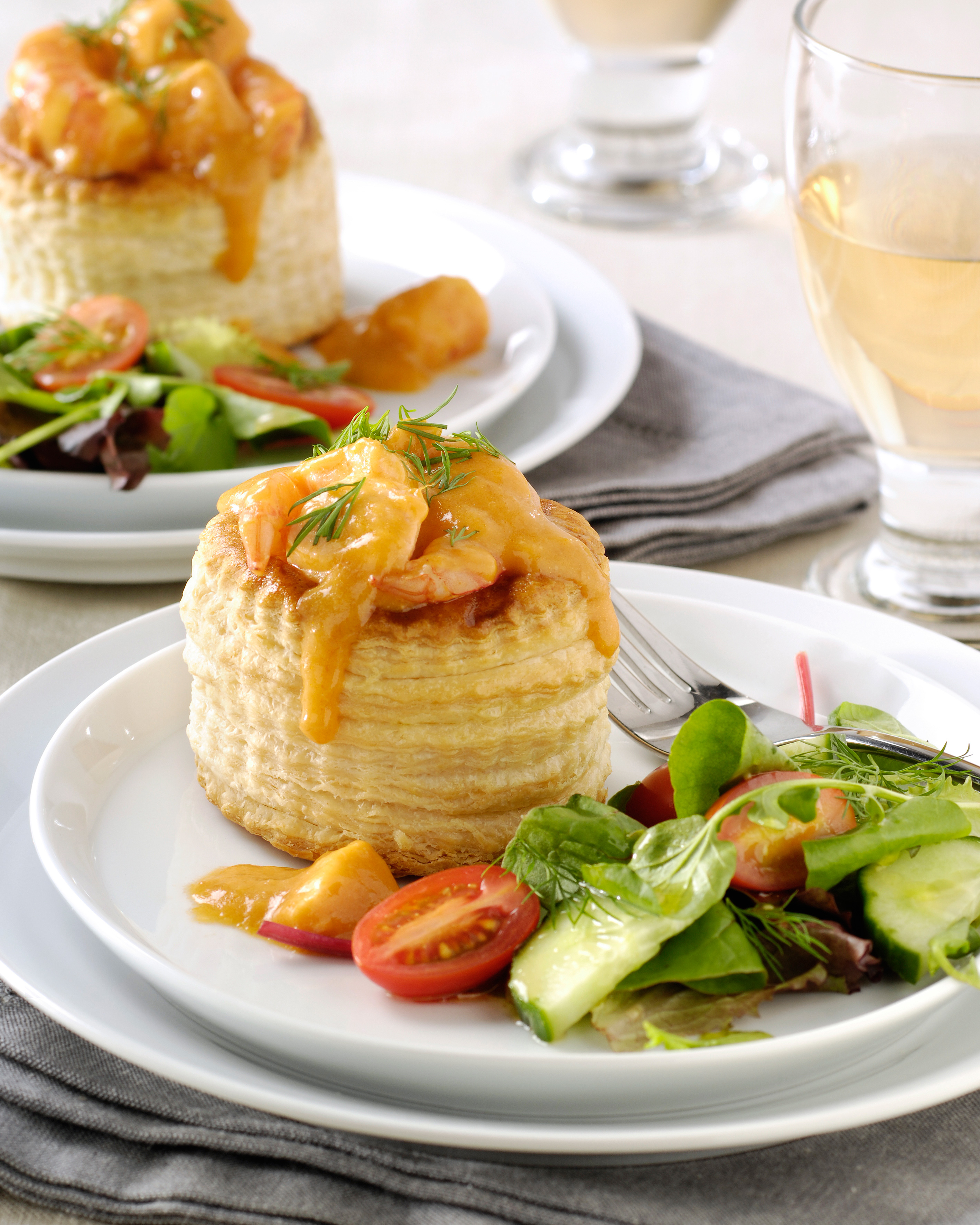 Petites bouchées garnies de homard, filet de poisson et crevettes
