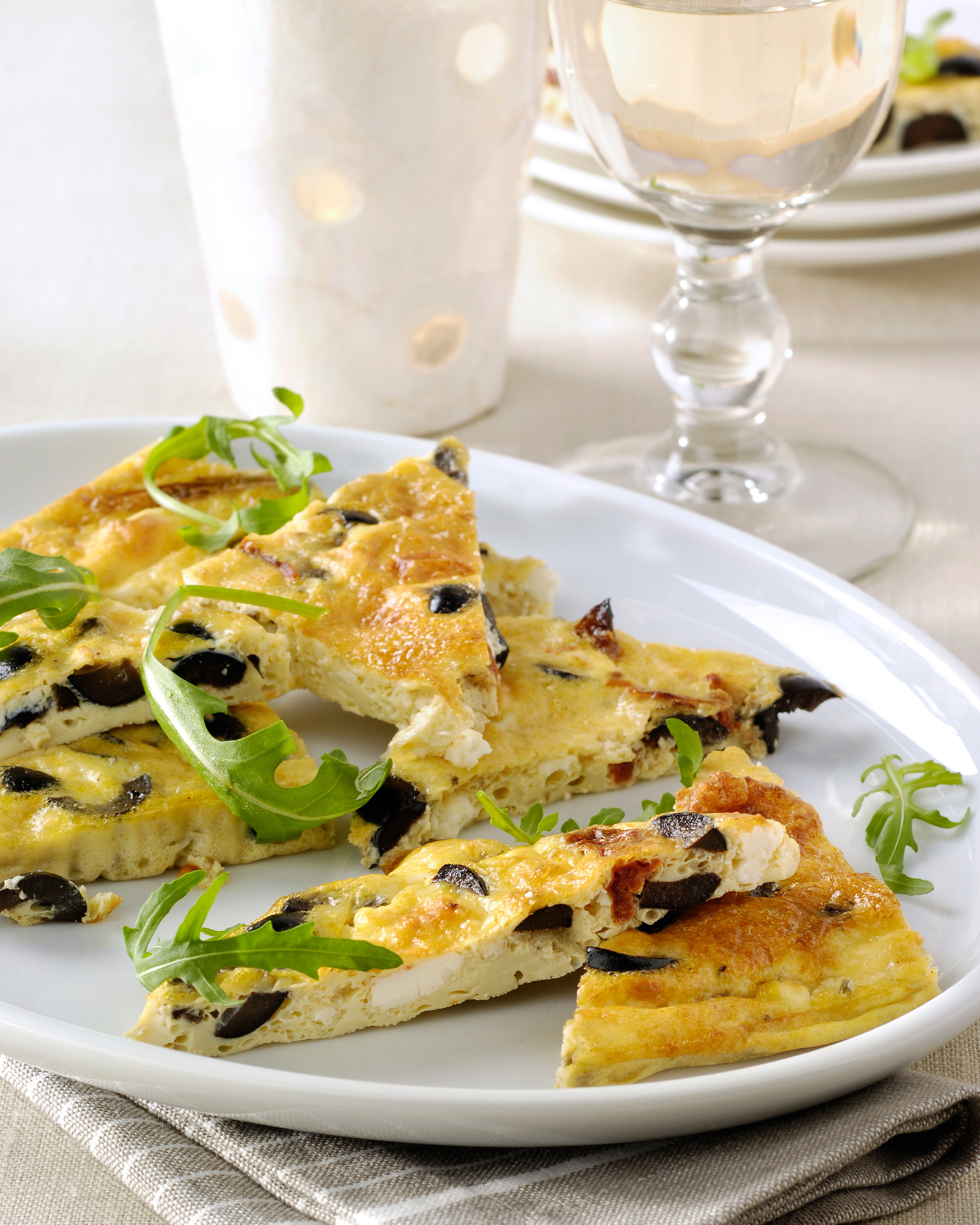 Plaattortilla met paddenstoelen, olijven en feta